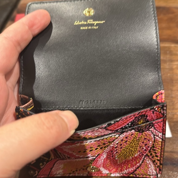 NWT Ferragamo flower pink/black card holder - Picture 3 of 5